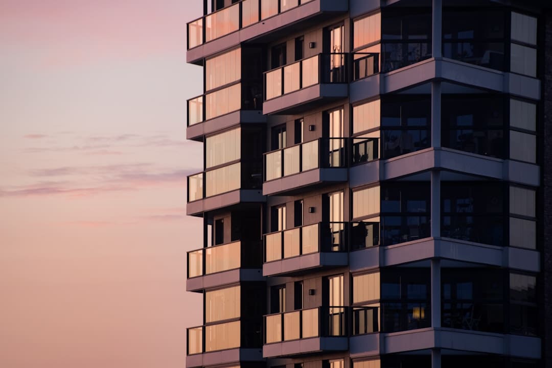 Illinois support animal laws — white concrete building during daytime
