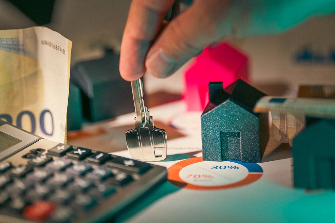renters insurance support animals — hand holding key over house models